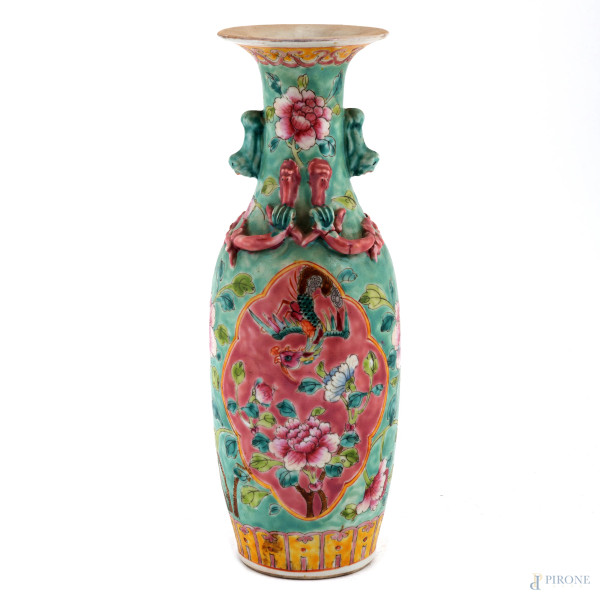 Vaso in porcellana policroma a decori floreali. Cina, XIX-XX secolo, altezza 29,5, (difetti di cottura, segni di usura)