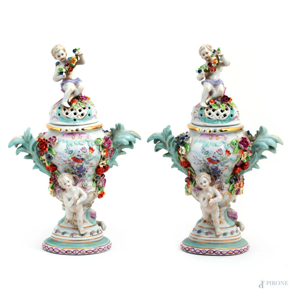 Coppia di potiche in porcellana Meissen decorate con putti e fiori a rilievo, XIX-XX, altezza cm 31,5, (segni di usura)