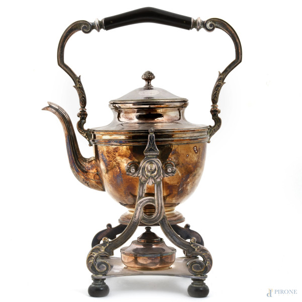 Samovar in metallo argentato, poggiante su struttura  a quattro piedi a ricciolo su base. Manico con presa in legno laccato, XX secolo, altezza cm 30