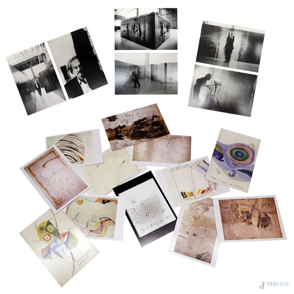 Lotto composto da una raccolta di cartoline da collezione di arte contemporanea: Jannis Kounellis 6 cartoline per la mostra “Atto Unico” del 2006, Gastone Novelli 12 cartoline per la mostra antologica del 2006