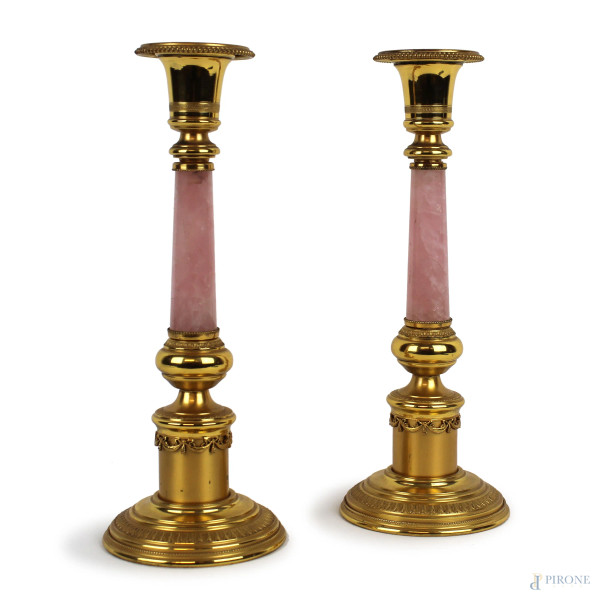 Coppia di candelieri in argento dorato, metà XX secolo, decori cesellati, fusto a colonna in quarzo rosa, cm h 23