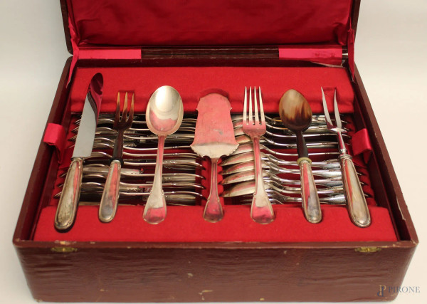 Servizio di posate in argento per 12, composto da: 7 posate da portata, 12 forchette grandi, 12 cucchiai grandi, 12 cucchiaini, 12 forchette per dolce, 12 coltelli grandi, 12 coltelli per dolci, con custodia originale.