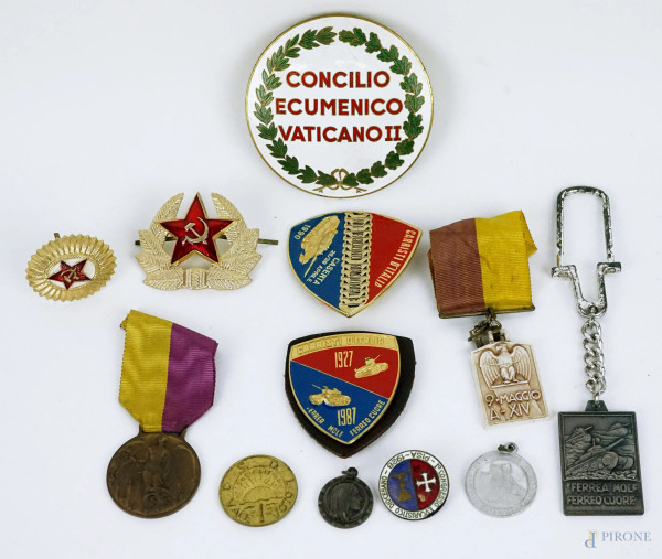 Lotto di varie medaglie del XX secolo, materiali diversi, diam. max cm 7,5, (difetti).