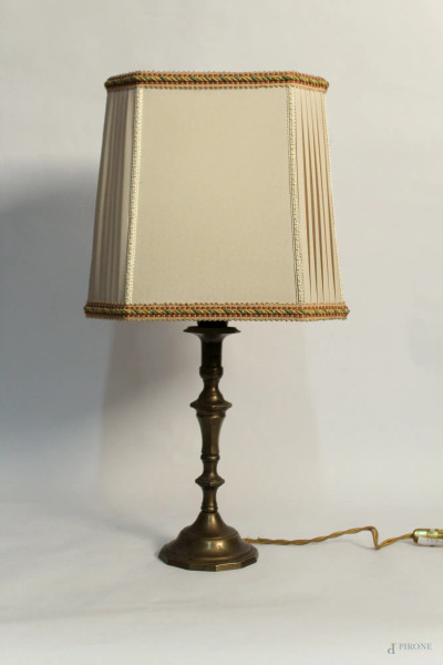 Lampada in bronzo, H 59 cm.