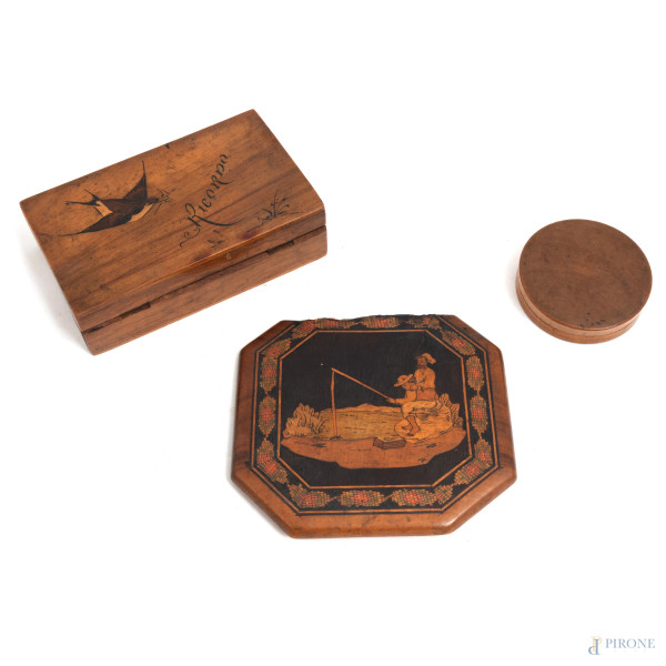 Lotto di due scatole sorrentine e un coperchio sorrentino, XX secolo, misure massime cm 3,5x11x6,5, (segni di usura, difetti)