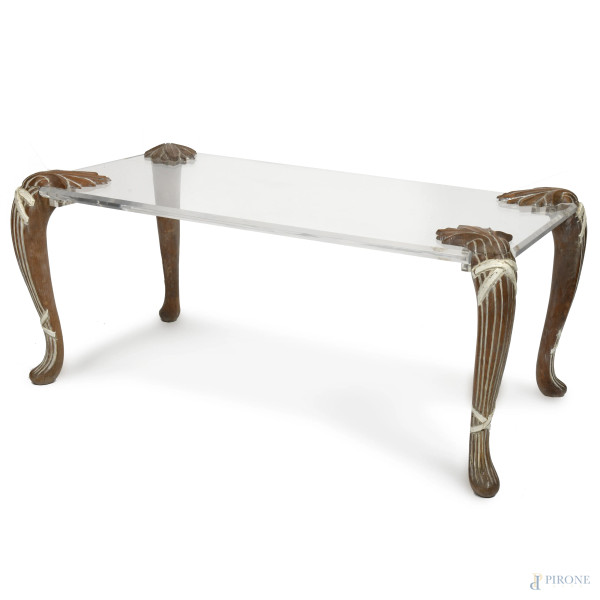 Basso tavolo con piano in plexiglass e gambe in legno intagliato e laccato, XX Secolo, cm 52x120x60, (Segni di usura, graffi, scalfiture)