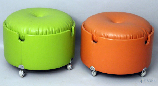 Lotto di due pouf di linea tonda rivestite in pelle verde e arancione