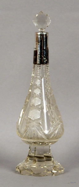 Bottiglietta portaprofumo in cristallo molato e controtagliato, finitura in argento, primi &#39;900, altezza 22 cm.