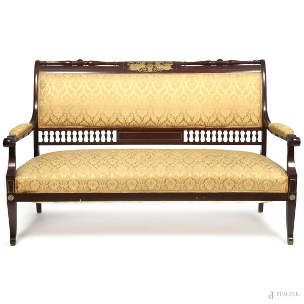 Divano in mogano con seduta e schienale rivestiti in tessuto ocra e oro, XX secolo, cm 100,5x81x162, (segni di usura, scalfiture)