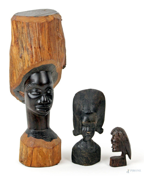 Lotto di tre sculture africane in legno, cm h 25.