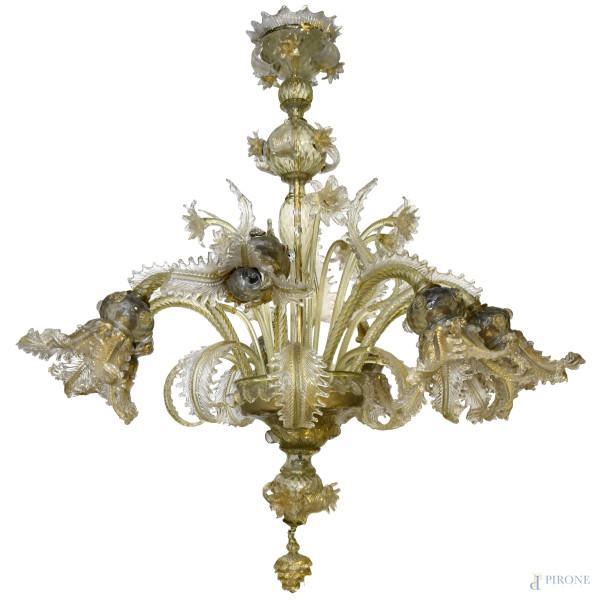 Lampadario in vetro di Murano a otto luci a foggia di foglie e fiori, XX secolo, cm 110x80 ca, (difetti, mancanze, rotture)