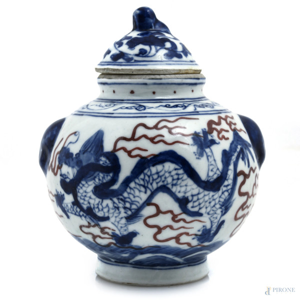 Potiche in porcellana orientale bianca decorata con dragoni nei toni del blu, altezza cm 12, (segni di usura, difetti)