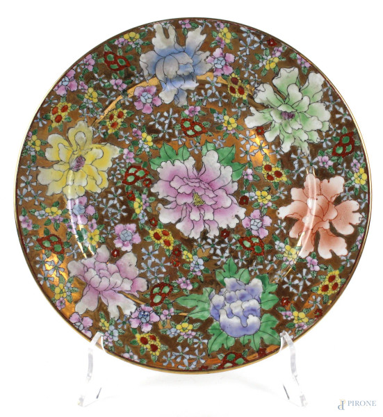 Piatto in porcellana policroma, a decoro di fiori, diametro cm. 26,5, arte orientale, XX secolo.