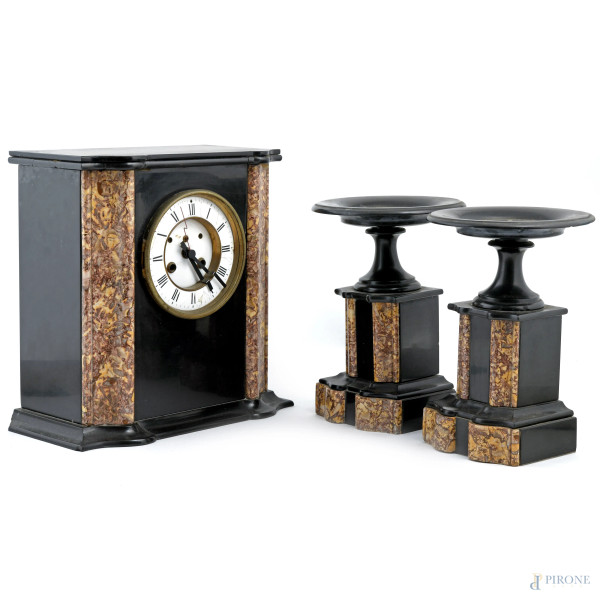 Trittico composto da orologio in marmo con quadrante a smalto in numeri romani e coppia di alzati...