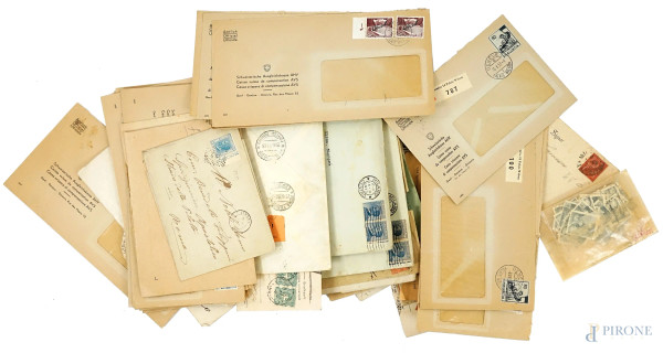 Lotto composto da vari francobolli e cartoline postali.