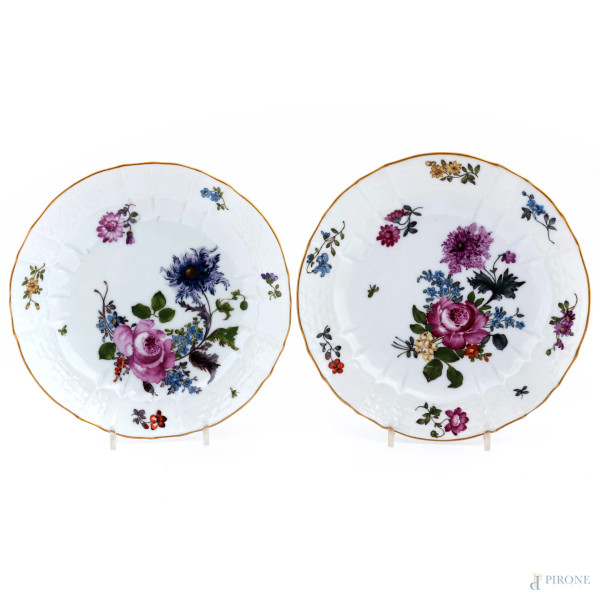 Coppia di piatti in porcellana Meissen a decori floreali, XIX secolo, diametro cm 23, (lievi segni di usura)