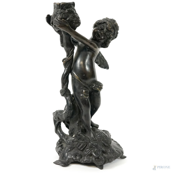 Scultura in metallo brunito raffigurante un putto reggicandela, XX secolo, h cm 28