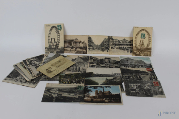 Lotto di n.45 cartoline viaggiate raffiguranti personaggi, scorci e monumenti della città di Parigi, (difetti e macchie).