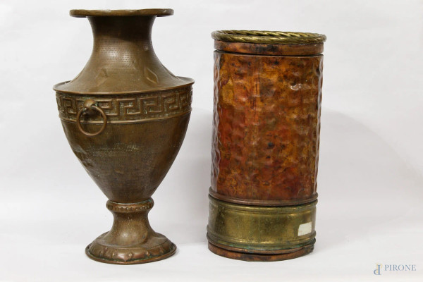 Lotto composto da un portaombrelli, H 48 cm, e da un vaso in rame ed ottone, H 54 cm.