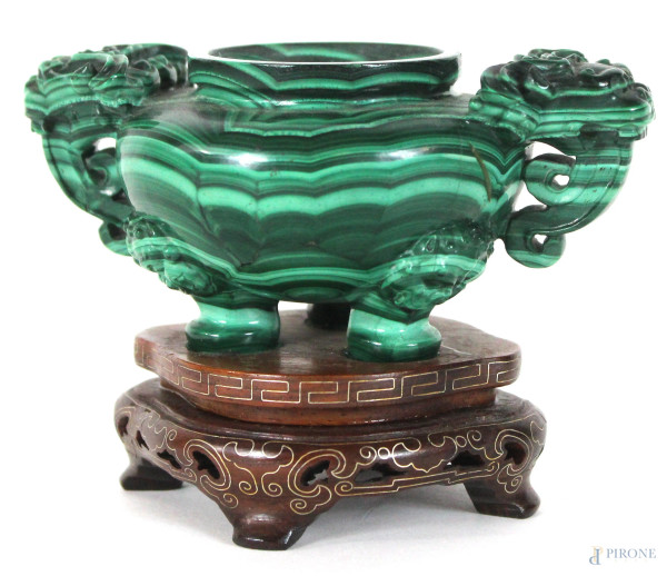 Incensiere in malachite con prese laterali raffiguranti Cani di Pho, cm. 6x12,5x8, base in legno, arte orientale, XX secolo.