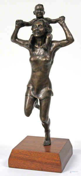 Madre con bimbo, scultura in bronzo brunito poggiante su base in legno, H 39 cm.