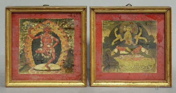 Coppia di dipinti a soggetto di divinit&#224; indiane, cm 8,5 x 8,5, entro cornice.