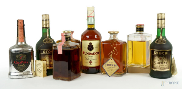 Selezione di 8 bottiglie diverse di Whisky e Brandy