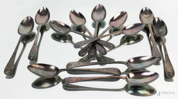 Dodici cucchiaini in metallo argentato, manici con decori floreali a rilievo