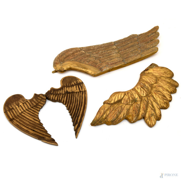 Elementi decorativi in legno intagliato e dorato a guisa di ali, XX secolo, misura massima cm 15x47; (difetti e mancanze)