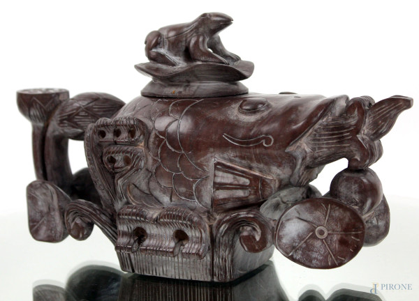 Teiera in pietra saponaria a forma di carpa, arte orientale, XX secolo, cm h 13x21x9