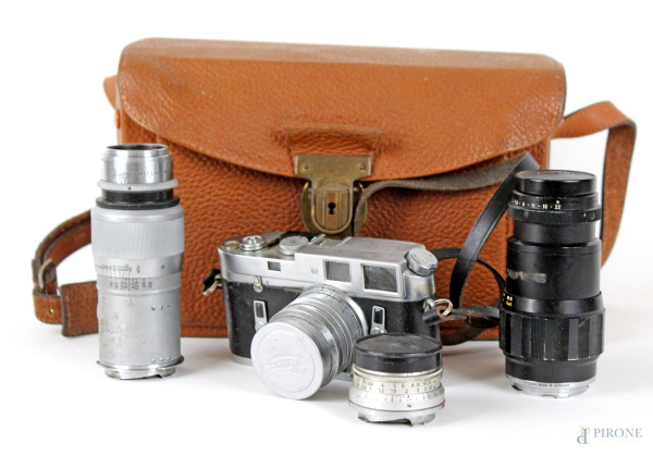 Macchina fotografica Leica M4, anni '60-'70, completa di flash e quattro obiettivi, con custodia in pelle.