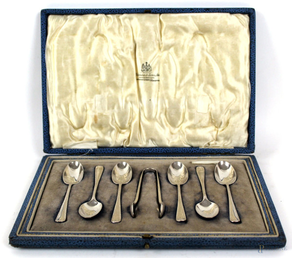 Sei cucchiaini da thè ed una pinza da zucchero in argento, manifattura inglese, XIX secolo, entro custodia originale, gr. 88