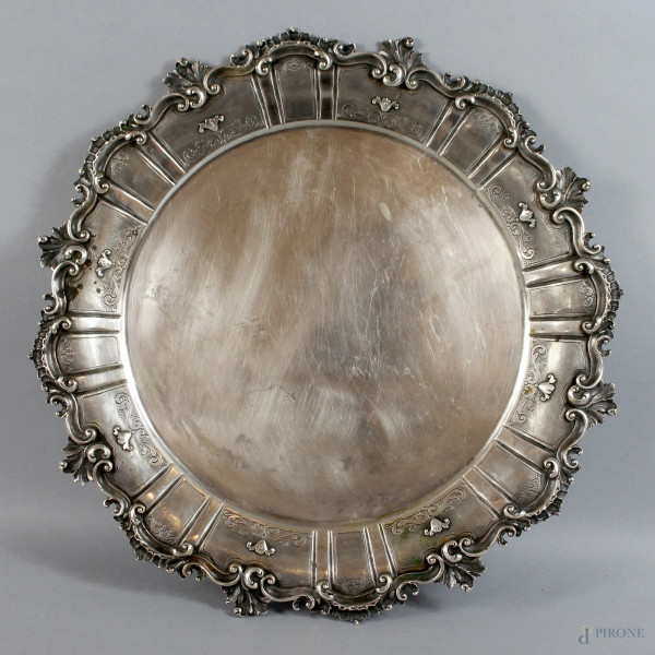 Vassoio di linea tonda centinata in argento cesellato, inciso e satinato, diametro 36,5 cm, gr. 1030.
