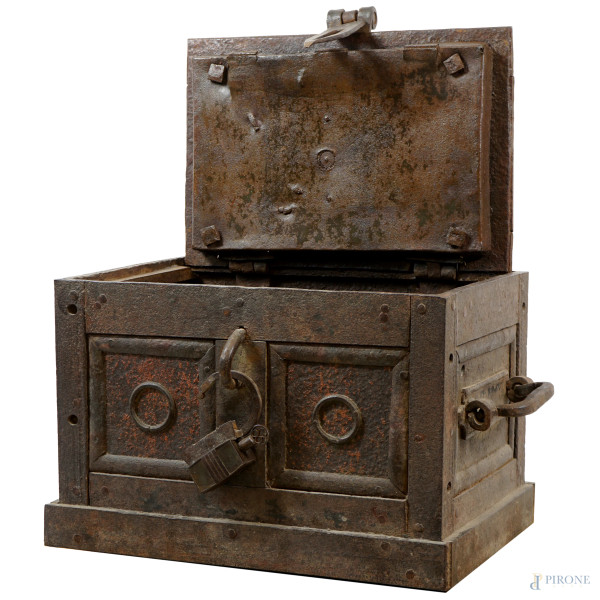 Forziere in ferro, XVIII secolo, cm 36x42x56,5