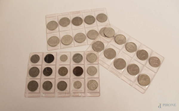 Lotto di tre custodie contenenti monete varie.