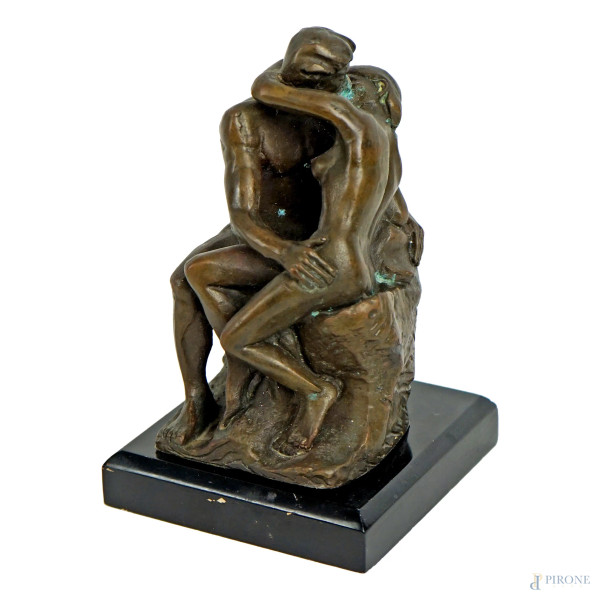 Da Auguste Rodin (1840-1917), Il bacio,  scultura in bronzo, cm h 12, (lievi difetti).