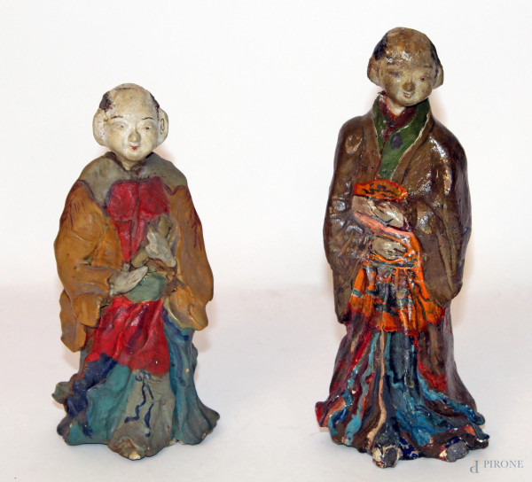 Lotto composto da due personaggi orientali in terracotta policroma, XIX sec.
