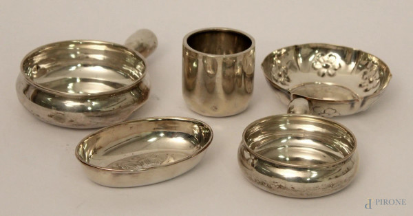 Lotto di cinque oggetti diversi in argento