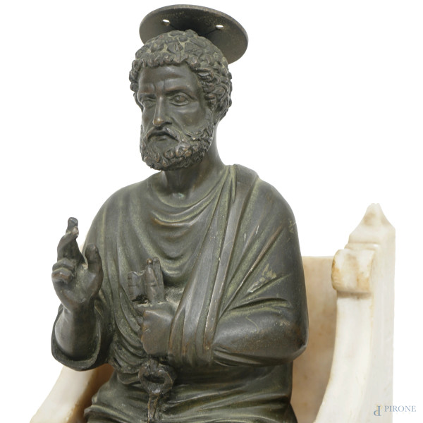 Scultura in bronzo montata su cattedra in marmo rappresentante San Pietro, da Arnolfo di Cambio (...