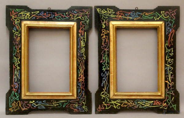 Interessante coppia di cornici in legno ebanizzato con decori astratti dipinti, prima met&#224; del XX secolo, misure specchio cm. 42x27,5, misure ingombro cm. 68x52.