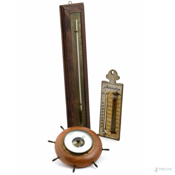 Lotto di due termometri ed un barometro, XX secolo, misure massime cm 51,5x11,5, (da revisionare, segni di usura)