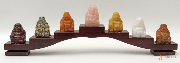 Lotto composto da Budda in pietre varie, poggianti su base in tek, H 5 cm