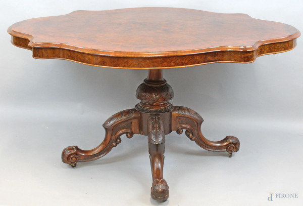 Tavolo da centro a biscotto in radica di noce, XIX secolo, fusto a balaustro poggiante su quattro piedi mossi, cm h 75x150,5x110