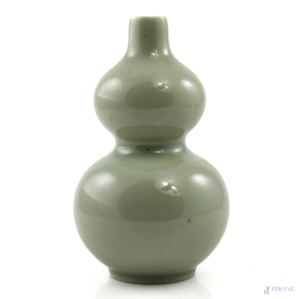 Vasetto a due zucche in ceramica verde, XX secolo, altezza cm 16, (segni di usura, difetti di cottura)