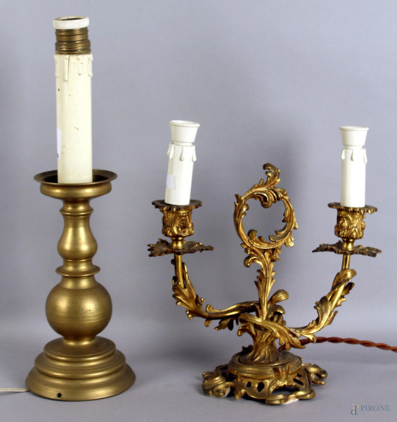 Lotto composto da due lampade in bronzo ed ottone di epoche diverse, altezza max. 40 cm.