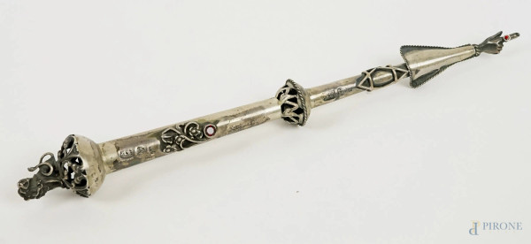 Yad in argento fuso, sbalzato e cesellato, con pietre applicate, bolli russi, cm 28.5, peso gr. 70