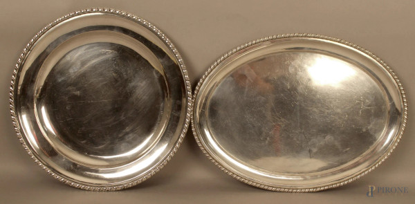 Lotto composto da due vassoi in argento, misure massime 36x26 cm, gr. 1170.