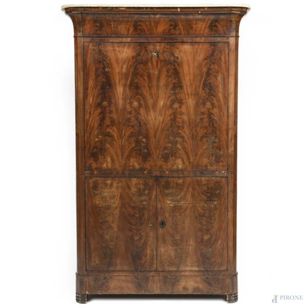 Secretaire impiallacciato in piuma di mogano con copertura apicale in marmo. XIX secolo, cm 167x1...