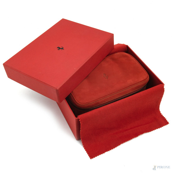 Beauty case Ferrari in tessuto scamosciato rosso, cm 9x21,5x8,5, (segni di usura)
