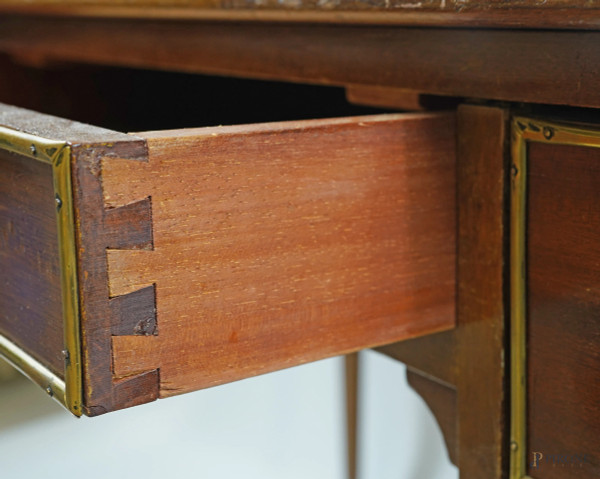 Credenza a doppio corpo in noce, XX secolo, cm 225x149,5x47,5.